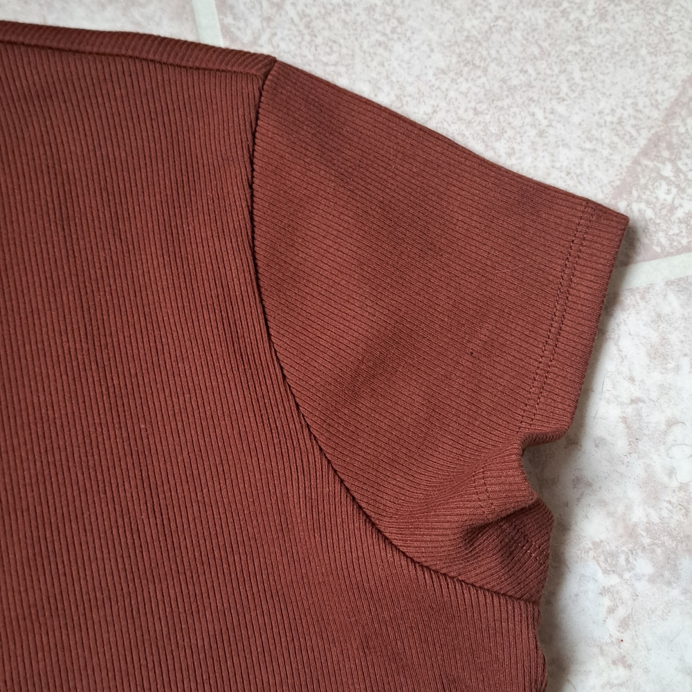Short Sleeve Ribbed Tee in Rust Color - Picture 5 of 5